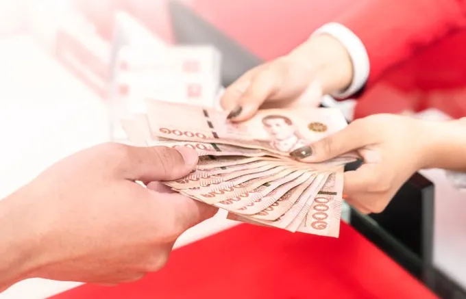 พนักงาน Money OK บริเวณเคาน์เตอร์บริการ