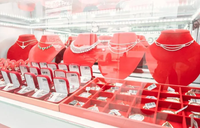 ตู้เครื่องประดับและกล่องสีแดง ภาพจริงจากคลัง Money OK